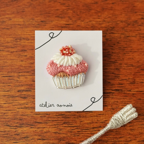 刺繍とビーズの苺カップケーキブローチ ブローチ あおのいえ 通販 