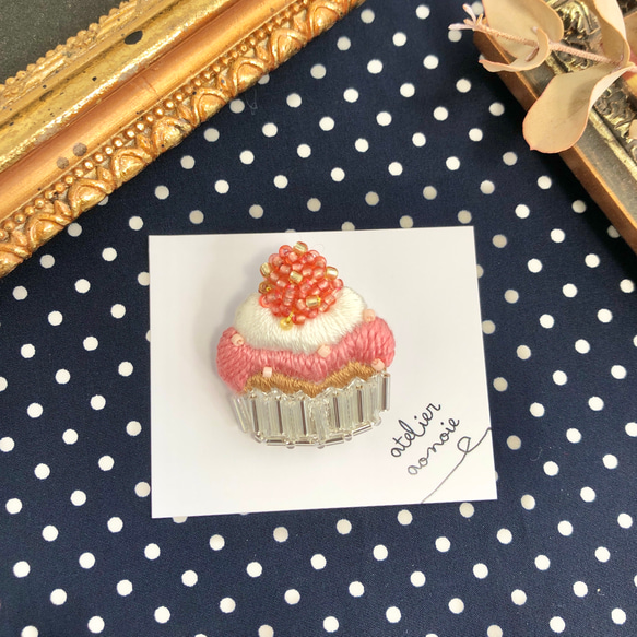 刺繍とビーズの苺カップケーキブローチ 2枚目の画像