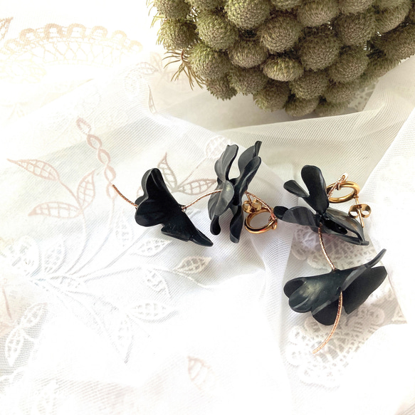 陰影が美しい揺れるお花のピアス　ブラック  軽い　結婚式　ウェディング　二次会に 2枚目の画像