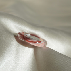 マーブル　地層風　地層　ピンク　レッド　ホワイト　白　赤　ニュアンス　リング　ガラスリング　指輪 2枚目の画像