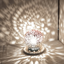 陶器ランプシェード『桜瑠璃』（Sa005)は陶器ランプ通販やす波窯の手作り作品です。 1枚目の画像