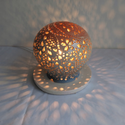 陶器ランプシェード『桜瑠璃』（Sa005)は陶器ランプ通販やす波窯の手作り作品です。 4枚目の画像