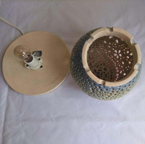 陶器ランプシェード『桜瑠璃』（Sa005)は陶器ランプ通販やす波窯の手作り作品です。 8枚目の画像