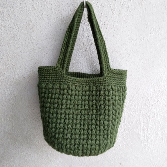 モスグリーンカラーの模様編み・丸底のニットバッグ（ウール） 1枚目の画像