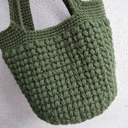 モスグリーンカラーの模様編み・丸底のニットバッグ（ウール） 2枚目の画像