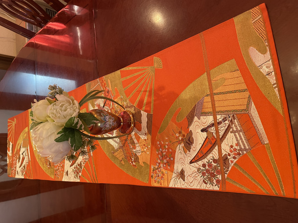 2493お正月を雅やかに飾る正絹テーブルランナー　帯リメイク 2枚目の画像