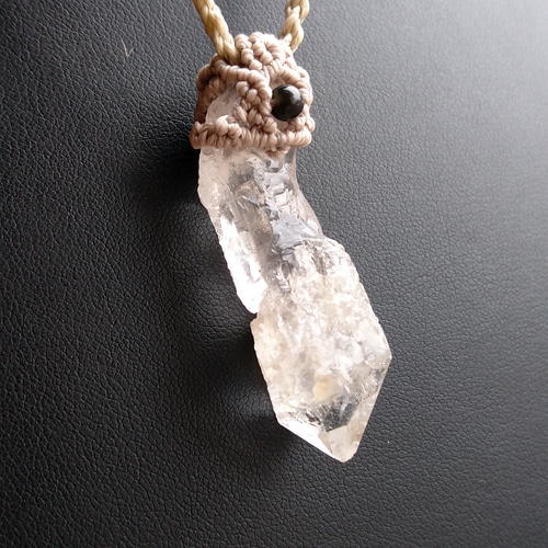 ガネッシュヒマール産】蝕像水晶の天然石マクラメペンダント[PEN