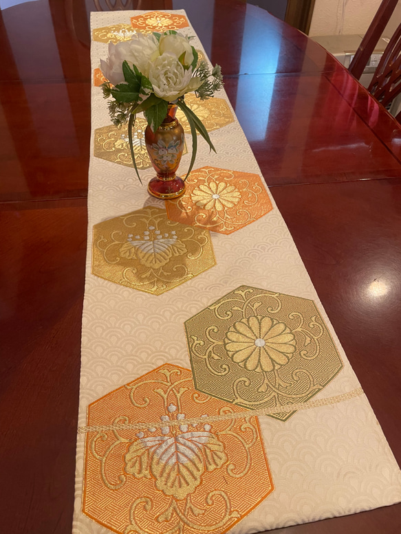 2500お正月に！亀甲の刺繍が上品なテーブルランナー 帯リメイク