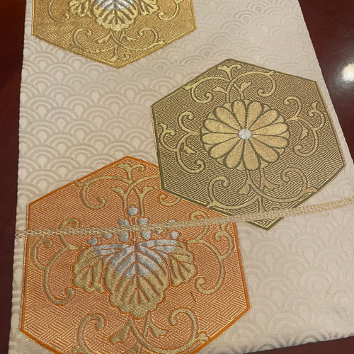 2500お正月に！亀甲の刺繍が上品なテーブルランナー 帯リメイク