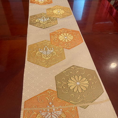 2500お正月に！亀甲の刺繍が上品なテーブルランナー 帯リメイク