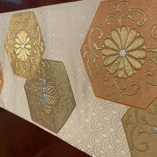 2500お正月に！亀甲の刺繍が上品なテーブルランナー 帯リメイク