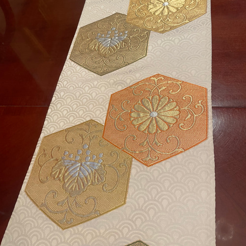 2500お正月に！亀甲の刺繍が上品なテーブルランナー 帯リメイク