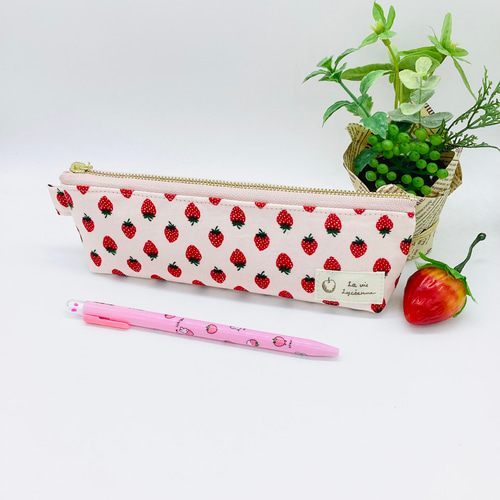 再販】ペンケース☆いちご柄&花柄（ピンク） ペンケース