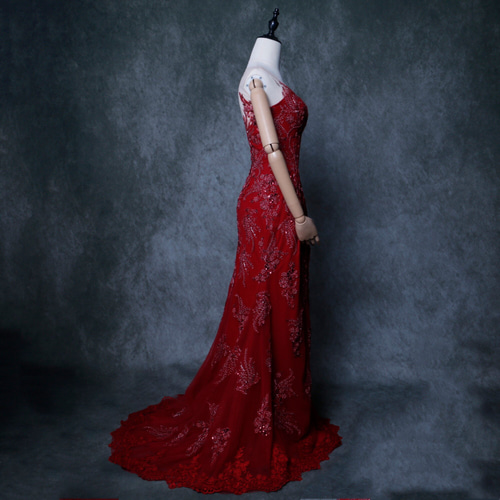 送料無料！ウェディングドレス ボルドー色 キラキラ光る刺繍