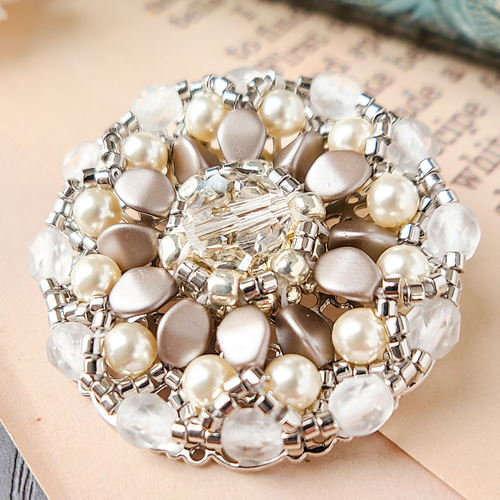 チェコビーズとクリスタルガラス 冬色レース風ビーズブローチ