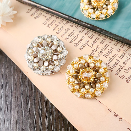 チェコビーズとクリスタルガラス 冬色レース風ビーズブローチ