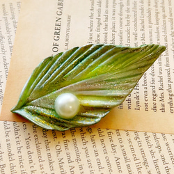 ブローチ「天使の羽」淡緑⑧ コサージュ/お祝い/プレゼント/おしゃれ 普段使い かわいい  手作り 木の葉ブローチ 2枚目の画像