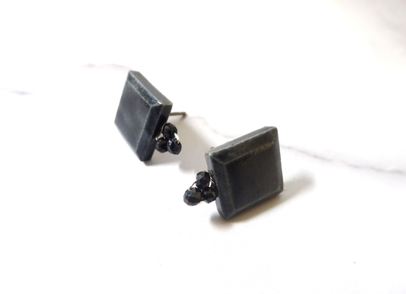 方形和黑色尖晶石耳環（黑色） 第4張的照片