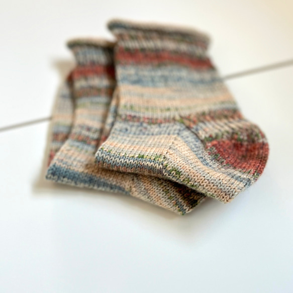 柄がかわいいくつした(23.5~24.0cm)［ベージュ］ソックス　温活　手編み靴下　ルームソックス 2枚目の画像