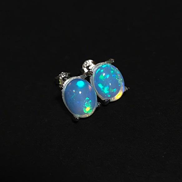 ✨Dancing of color✨エチオピア　プレシャスオパール8*10mm✨オーバル　シルバー925 1粒ピアス✨ 4枚目の画像