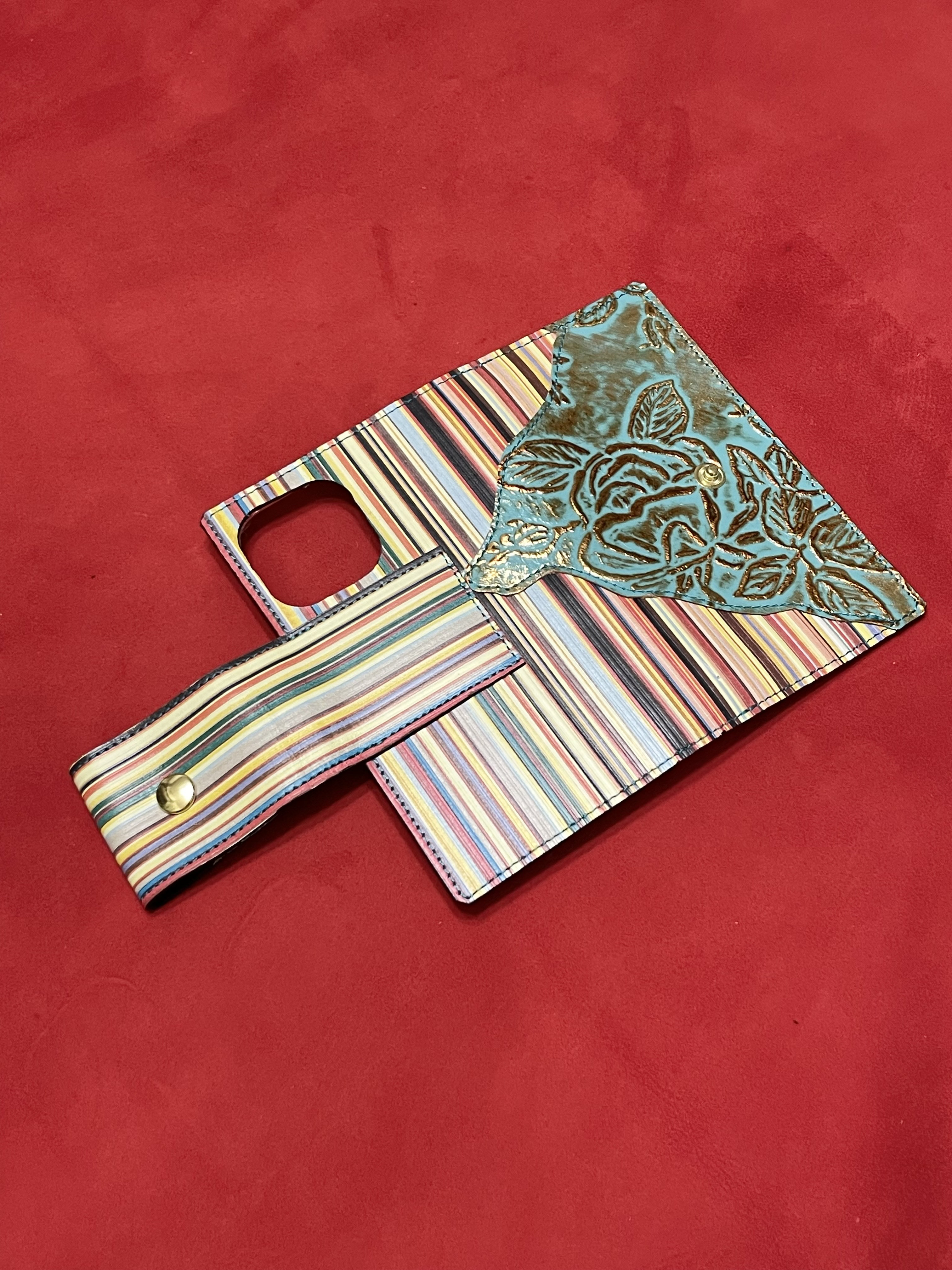 iPhone15Pro  すぶっスマホケース　【革　皮　レザー　手帳型　ボタン留め　個性  らしく　 ストライプ】