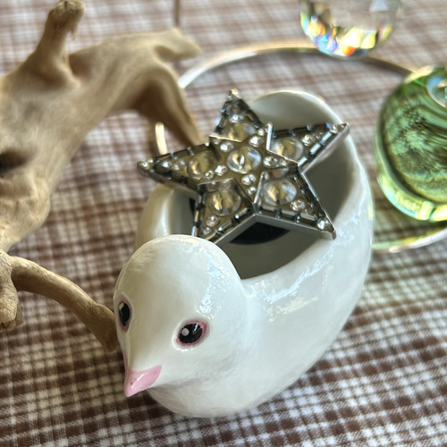 陶芸好きな方へ　白い鳩の小物入れ　作家ものハンドメイド一点ものオリジナル手びねり 陶芸好きな方へ 白い鳩の小物入れ 作家ものハンドメイド一点ものオリジナル