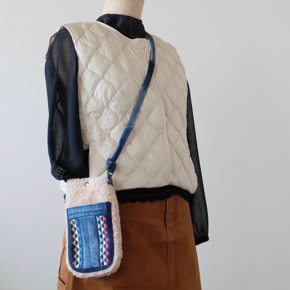 毛絨智慧型手機肩帶 Kogin 刺繡 ☺︎ 三角形 [刺繡 ☺︎ Sashiko] 手拿包 ☺︎ Boa ☺︎ Boa 2023 第3張的照片