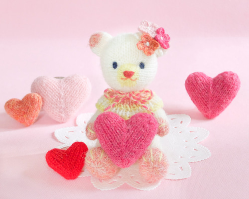ハートをお届けこぐま ニットブローチ付き 棒針編みの編みぐるみ