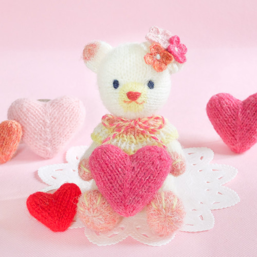 あみぐるみフード付きケープのお座りくまさんレッドピンク