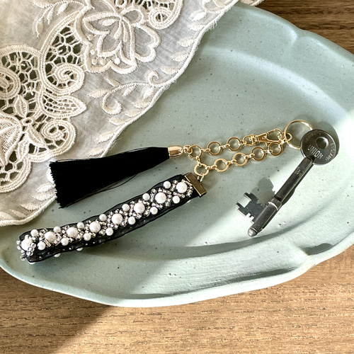 選べる4色 2WAY バッグチャーム キーホルダー ビーズ刺繍 黒 白
