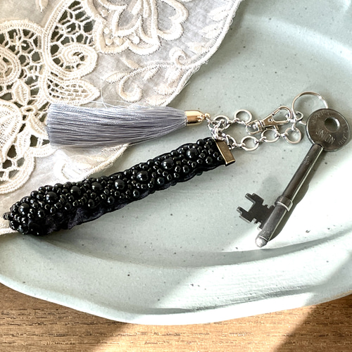 選べる4色 2WAY バッグチャーム キーホルダー ビーズ刺繍 黒 白