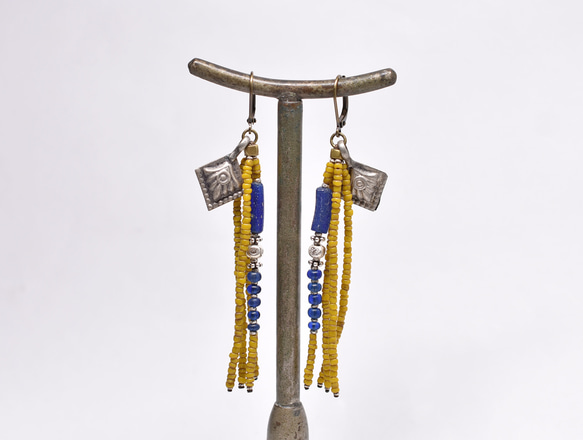 4 排耳環，配有羅馬玻璃、藍色珠子、卡倫銀、阿富汗金屬飾物和古董芥末籽珠。 第6張的照片