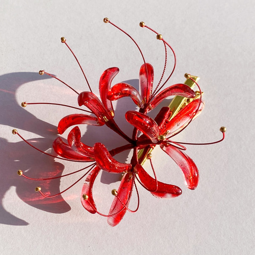 新色】プチ彼岸花のヘアクリップ 金ラメ付き赤色 ヘアクリップ