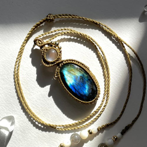 ラブラドライトとシェルダブレットの天然石マクラメネックレス