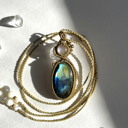 ラブラドライトとシェルダブレットの天然石マクラメネックレス