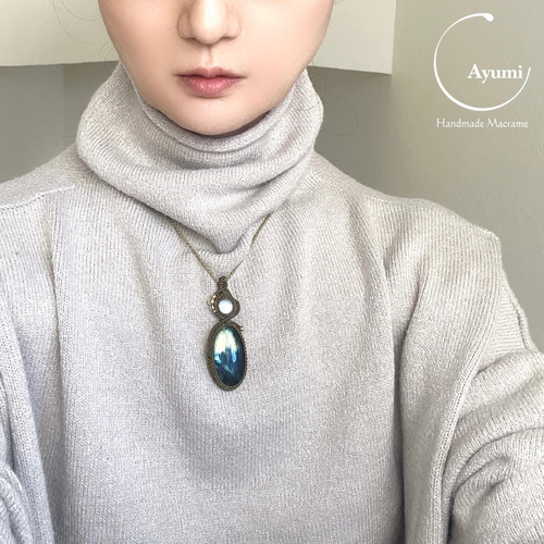 ラブラドライトとシェルダブレットの天然石マクラメネックレス