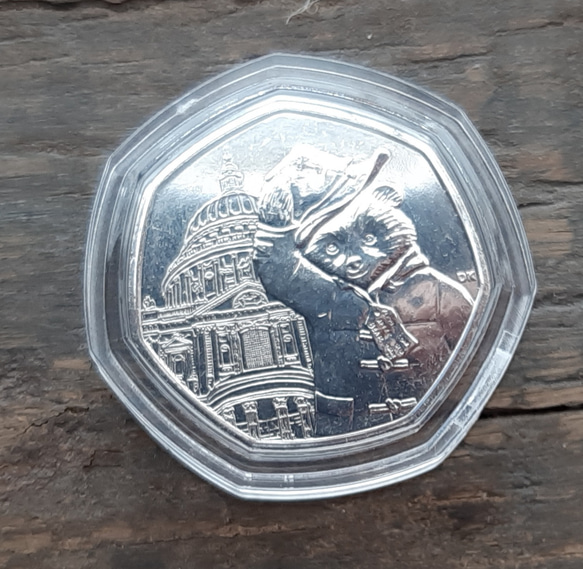 イギリスのパディントン50ペンス硬貨、4種コンプリート版です。 『くまのパディントン』はマイケル・ボンドの児童文学 5枚目の画像
