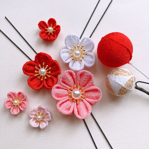 ちりめん細工 お花とまりの下げ飾り(赤) 2セット ぼん
