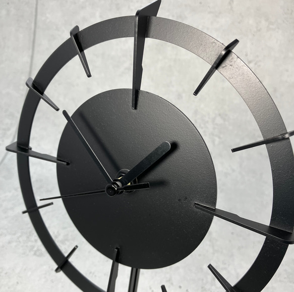 「鉄」の置き時計　重厚感　アイアンインテリア　秒針静音　シンプル　置時計　卓上時計　 2枚目の画像