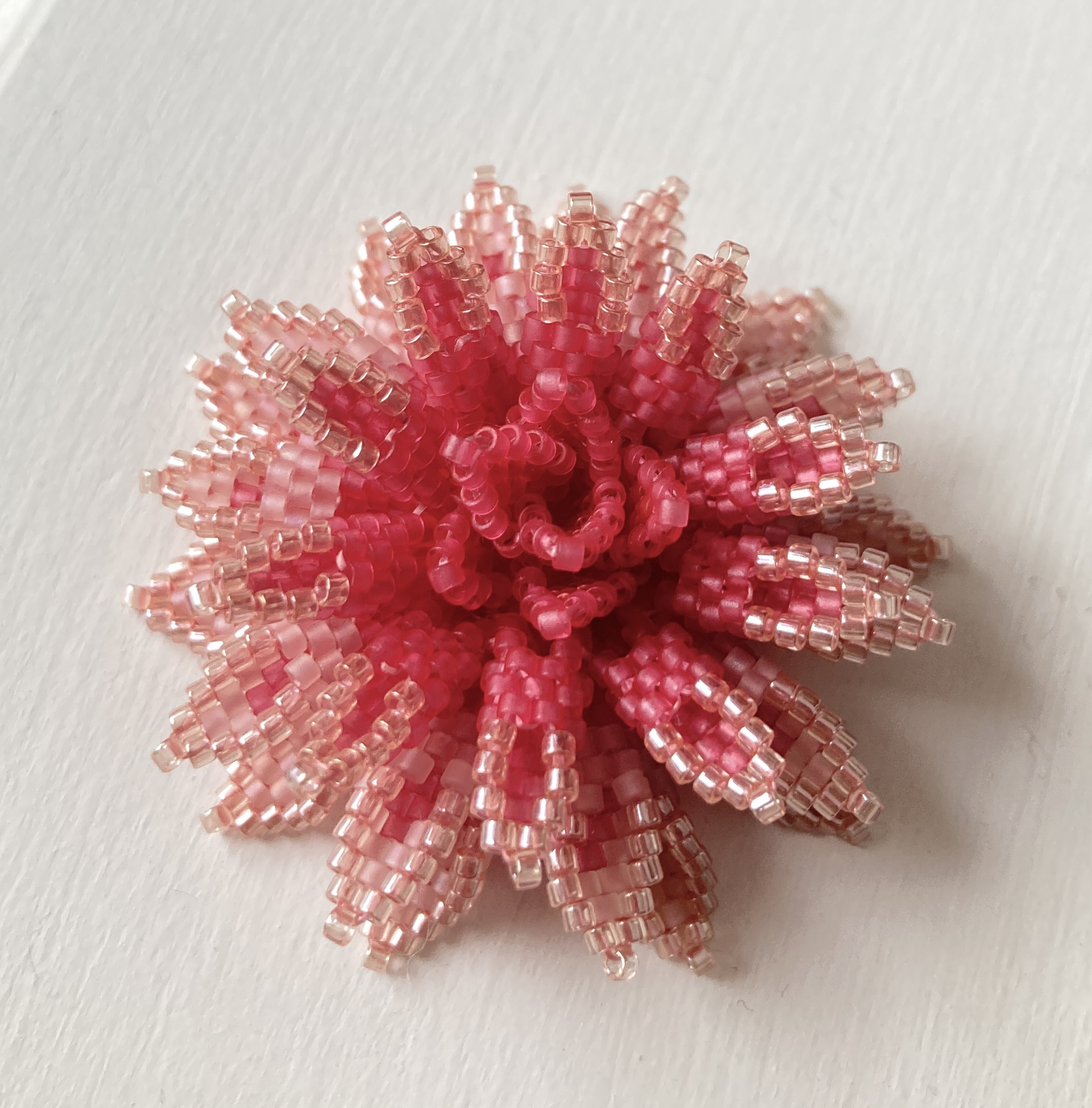 シェイプドステッチでつくる＊ダリア(ピンク)のブローチ