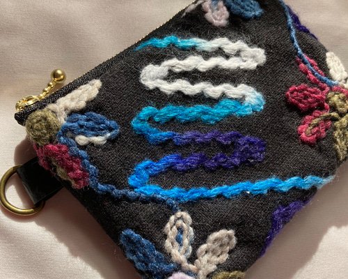 セール‼️Ladlow グレープ刺繍 ポーチ　美品　レア de4c1257d9f38cfd34b2e80497ba8f