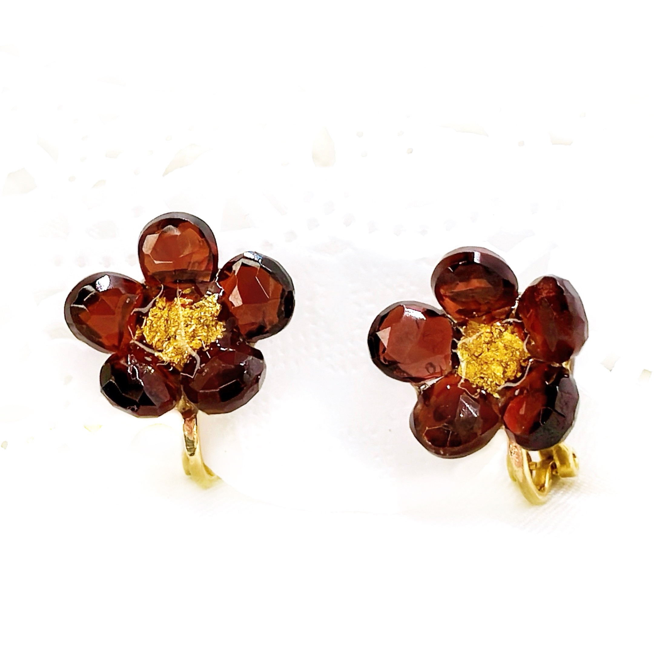 ガーネット フラワー 金箔 イヤリング 花 1月誕生石 シンプル 赤 レッド 柘榴 天然石 華やか 宝石 クリップ