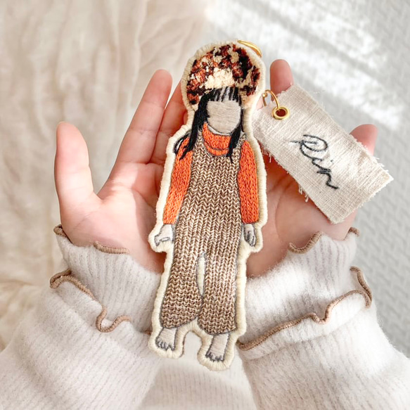 特集掲載】【名入れ】手刺繍で紡ぐ似顔絵キーホルダー ご入園、ご入学