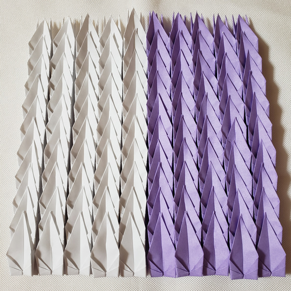 白色とうすい紫色の折り鶴100羽 1枚目の画像