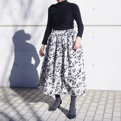 【新品】玫瑰植絨塔夫綢半身裙（灰白x黑色）FREE 第11張的照片