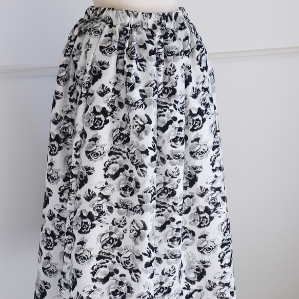 【新品】玫瑰植絨塔夫綢半身裙（灰白x黑色）FREE 第17張的照片