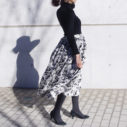 【新品】玫瑰植絨塔夫綢半身裙（灰白x黑色）FREE 第7張的照片