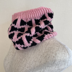 手編み　メリノウール100%のネックウォーマー　リボン柄　ピンクと黒 3枚目の画像