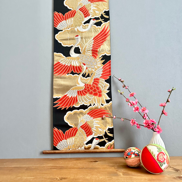 帯のタペストリー 漆黒に金色の雲と鶴 着物リメイク インテリア 掛け軸