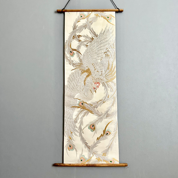 帯のタペストリー　白金に舞う鳳凰　着物リメイク インテリア　掛け軸 　正月飾り　ギフト　古民家　壁飾り　日本のお土産 3枚目の画像
